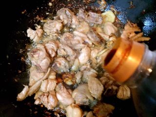 6、山东炒鸡,加入酱油翻炒