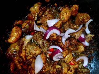 8、山东炒鸡,加入小米辣和洋葱翻炒，可以直接放葱，喜欢辣可以多放，也可以放些干辣椒