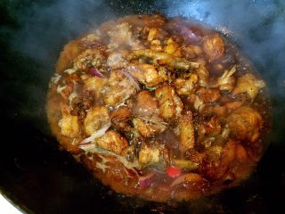 9、山东炒鸡,看肉差不多时，加些水，加点盐让鸡肉入味，可以盖锅盖闷一下