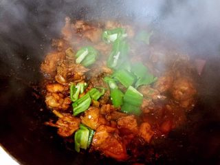 10、山东炒鸡,收汁时加入青椒，或者线椒  螺丝椒这些比较辣的辣椒也行，继续翻炒，想更辣，辣椒可以早放一会儿