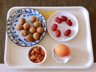 1、桂圆炖蛋,食材准备好