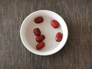 4、桂圆炖蛋,红枣清洗干净 浸泡10分钟