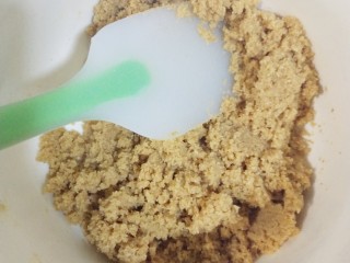 4、镜面芒果慕斯蛋糕,将饼干末倒入融化的黄油中充分搅拌，一定要充分的搅拌，不然饼干底容易松散