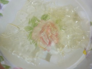 6、镜面芒果慕斯蛋糕,将2.5片吉利丁片放入冰水浸泡十分钟，浸泡的时间我们可以准备芒果泥