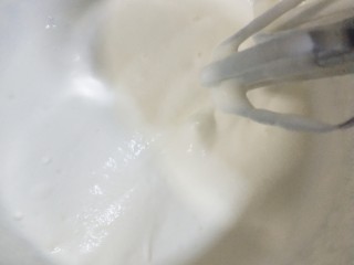 11、镜面芒果慕斯蛋糕,淡奶油什么都不用加，打至粘稠，出现纹路立刻消失便可