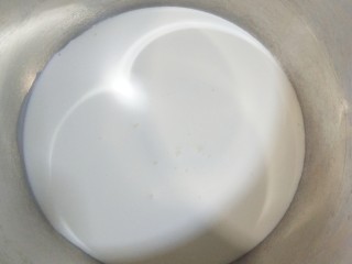 10、镜面芒果慕斯蛋糕,奶油倒入无油无水容器