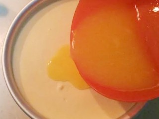 14、镜面芒果慕斯蛋糕,慕斯做好后，取吉利丁片一片，芒果泥两勺，吉利丁片先冰水泡10分钟以后倒入50g温水，充分融化以后加入芒果泥，待冷却以后取出慕斯，倒上冷却好的镜面慕斯，继续放入冰箱冷藏4小时以上