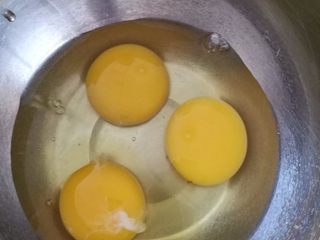 2、椰蓉蛋糕,2.将三个鸡蛋打到干净无水无油的打蛋盆中，烤箱170度上下火预热着