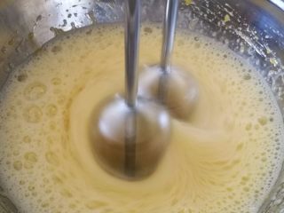 3、椰蓉蛋糕,3.一次性加入所有砂糖，用电动打蛋器打发。