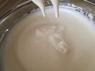 5、椰蓉蛋糕,提起打蛋头滴落纹路不会很快消失的状态