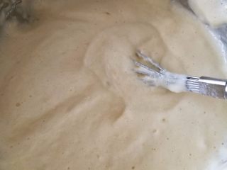 8、椰蓉蛋糕,用手动蛋抽切拌均匀，不要划圈搅拌