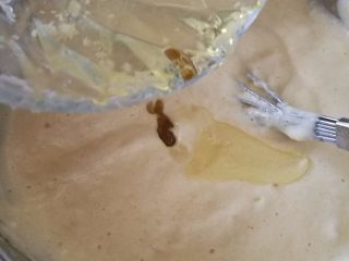 9、椰蓉蛋糕,倒入玉米油，用硅胶刀快速轻柔的翻拌均匀