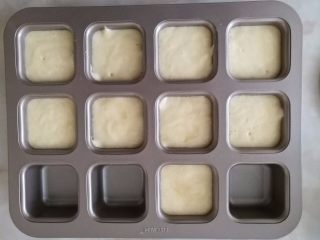 11、椰蓉蛋糕,拌好的面糊，倒入模具中，八分满