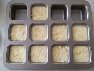 12、椰蓉蛋糕,稍微震一下大气泡，撒上一些杏仁片装饰一下