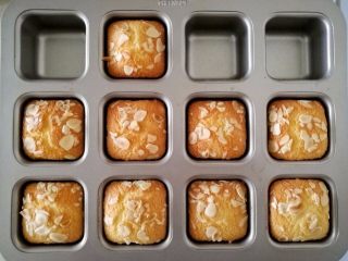 14、椰蓉蛋糕,烤好后在烤箱中放两分钟再取出来，直接在模具里晾凉，我用的是不粘模具，如果没有不沾模具用纸托或者杯子都是可以的。