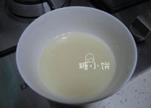 1、蔓越莓曲奇,牛奶加细砂糖拌匀，微波炉叮十几秒加热牛奶糖液让糖融化