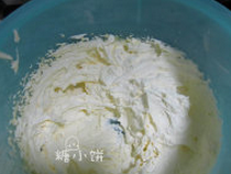 2、蔓越莓曲奇,黄油室温软化后打发至颜色泛白呈蓬松羽毛状