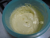 3、蔓越莓曲奇,分3-4次加入牛奶糖液，每加一次都充分搅打均匀