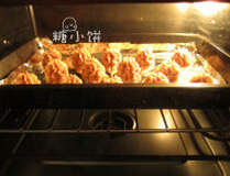 7、蔓越莓曲奇,送入预热好170氏度的烤箱中下层