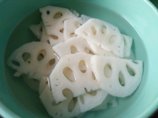 1、凉拌麻辣藕片,白莲藕洗净切片，放入盐水中浸泡，以防氧化变色