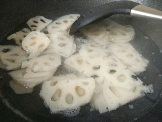 5、凉拌麻辣藕片,藕片入开水中，焯水一两分钟就可以