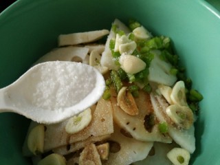 8、凉拌麻辣藕片,少许食盐