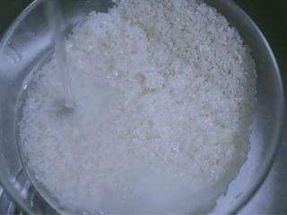 3、土豆香肠焖饭,放适量的水，把大米浸泡10min-15min，太久了米会软掉