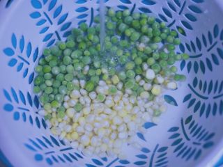 4、土豆香肠焖饭,豌豆和玉米可以一起洗～洗碗放篮子里沥干水