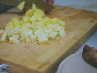 6、土豆香肠焖饭,土豆切小块，放入水中放着防止氧化，用前捞出沥干水