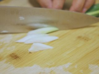 7、土豆香肠焖饭,葱头切滚刀