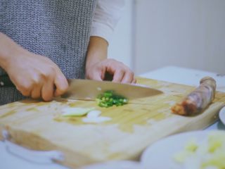 8、土豆香肠焖饭,其余部分切细