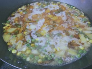 17、土豆香肠焖饭,大火煮至沸腾～放适量的盐，盖上锅盖转中小火焖煮（期间不要经常打开锅盖看哦）大概十五分钟后可以揭开看看～