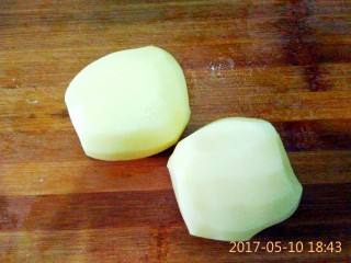 1、酸辣土豆片#食材土豆#,土豆削皮洗干净