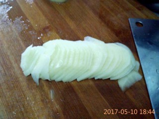 2、酸辣土豆片#食材土豆#,土豆切片