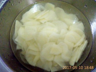 3、酸辣土豆片#食材土豆#,切好的土豆片泡在清水里面