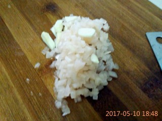 4、酸辣土豆片#食材土豆#,泡萝卜和蒜切成小颗粒（大人吃就把泡萝卜换成泡椒）