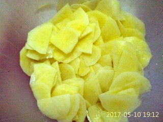 5、酸辣土豆片#食材土豆#,土豆片泡除了淀粉，捞出沥水。