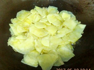 7、酸辣土豆片#食材土豆#,炒出萝卜和蒜的味道，下土豆片。