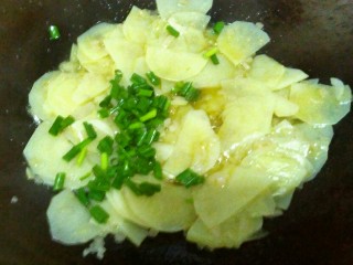 8、酸辣土豆片#食材土豆#,土豆片熟，加适量的盐，加葱花。