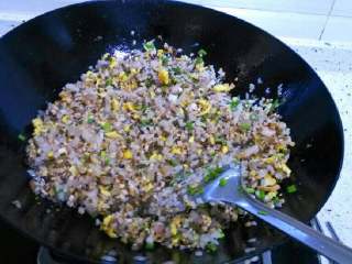 3、叶儿粑,依次倒入配菜炒香。放配菜顺序:干豇豆、藕、豆腐干、鸡蛋，最后放小葱和食量盐。