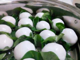 7、叶儿粑,整齐摆放在蒸格上。