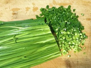 2、春游食谱~韭菜煎蛋,韭菜切末。