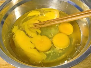 3、春游食谱~韭菜煎蛋,鸡蛋打入较大容器里。