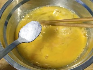 4、春游食谱~韭菜煎蛋,加入一小匙盐,搅拌打出泡泡,盐融化。