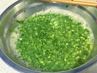 5、春游食谱~韭菜煎蛋,加入韭菜末。