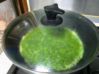10、春游食谱~韭菜煎蛋,中小火盖上盖子,让蒸气使上层也稍有凝固。