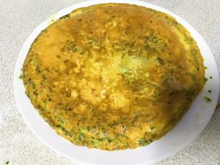 12、春游食谱~韭菜煎蛋,小心烫手。