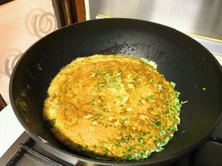 13、春游食谱~韭菜煎蛋,然后,在平移蛋饼回到原来的锅子里,煎到底部金黄出锅。