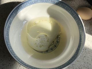 1、口感绝佳的豆乳盒子,【小四卷制作】玉米油和牛奶倒入容器内，用打蛋器搅打均匀