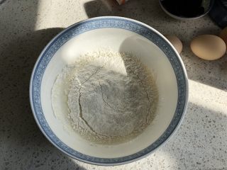 2、口感绝佳的豆乳盒子,筛入低筋面粉，搅拌均匀至无干面粉颗粒